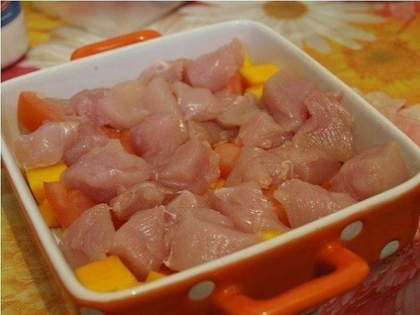 Запеканка с курицей и тыквой.Ингредиенты:Филе куриной грудкиЧеснок (2 зубчика)ТыкваПомидоры (2 ... - 3