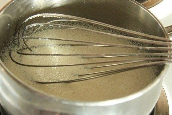 Птичье молоко с малиновым желе.Ингредиенты:взбитые сливки (охлажденные) 230 млжелатин 1 ... - 2