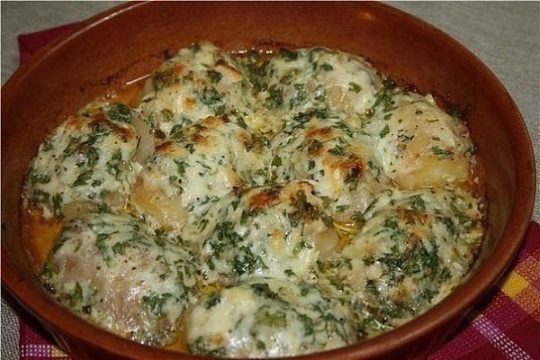Картошка, запеченная в чесночном масле.Отварить картошку в мундире, остудить, очистить. Пока варится ...