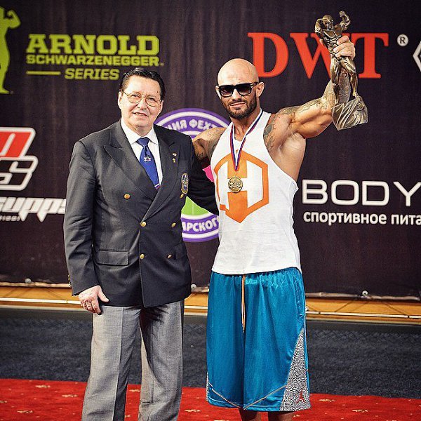 Приятная награда! Получил специальный кубок от президента федерации бодибилдинга и фитнеса России ...