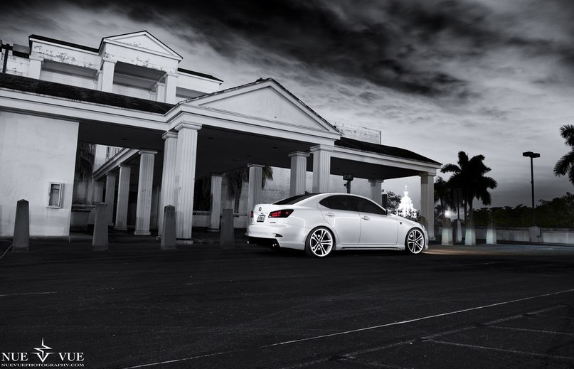 Lexus IS350. - 3