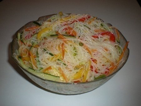 Салат Фунчоза с овощами.Ингредиенты:- 200 г лапши прозрачной рисовой- 3 шт. болгарского перца ...