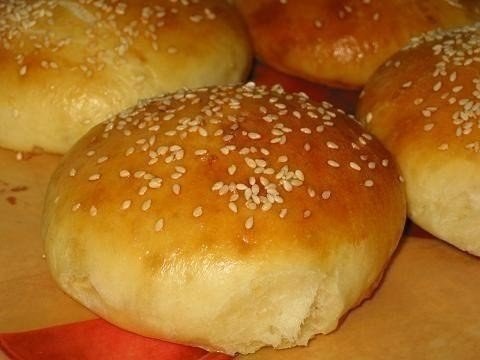 Гамбургеры по-домашнему.Ингредиенты:Молоко коровье 50 млСахар-песок 10 гОливковое масло 10 млСоль ... - 4