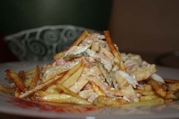 Салат с копченой курицей.Ингредиенты:- 200-300 гр копченой курицы или окорочок- 2-3 соленый огурца- ...