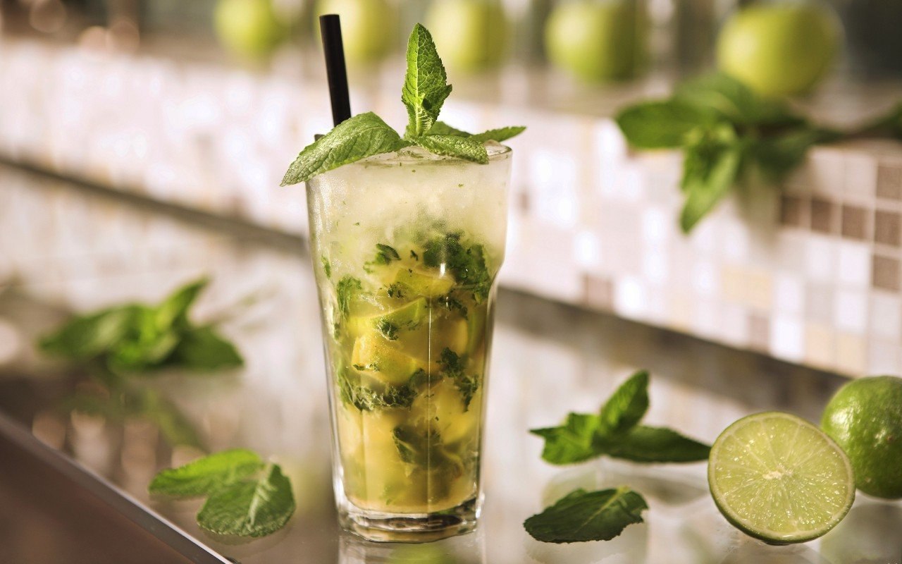 Напиток с мятой. Мятный джулеп коктейль. Мохито Тархун. Мята Mojito. Мохито лайм мята.