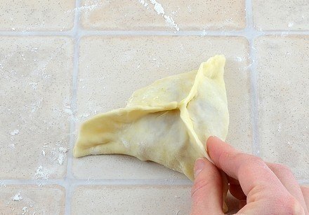 Нежное куриное мясо в хрустящем слоеном тесте. Ингредиенты: 250 г муки 100 г масла 700 г курицы (2 ... - 7