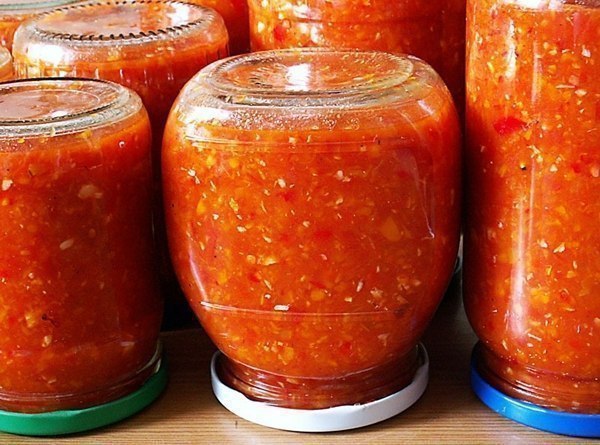 Аджика острая из кабачков.Ингредиенты:- 5 кг кабачков- 200 гр чеснока- 1 кг сладкого красного перца ...