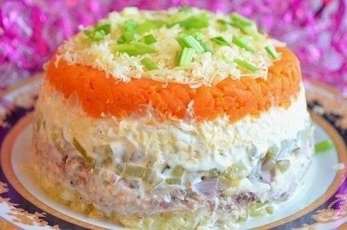 Салат из горбуши с маринованными огурчиками.Ингредиенты:• Консервированная горбуша в масле 1 банка;• ...