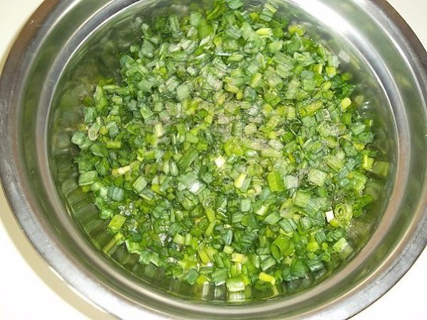 Заливной пирог с зелёным луком и яйцом.Ингредиенты:Сметана — 350 гМасло сливочное — 150 гМука — ... - 4