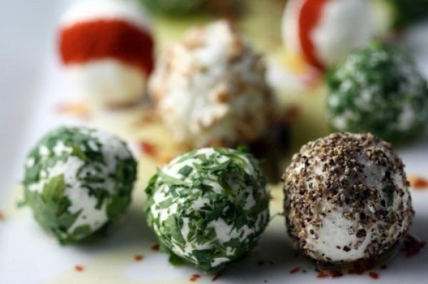 Сырные шарики из брынзы.Рецепт простой, но очень вкусной закуски, которая достойно украсит твой ...