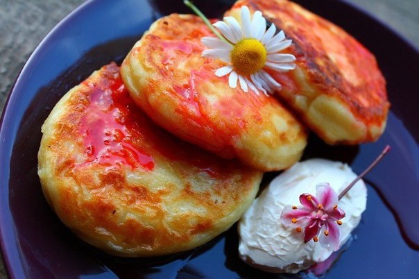 Сырники.Ингредиенты:Творог — 500 гЯйца куриные — 2 шт.Сахар — 4–5 ст.л.Ванильный сахар — 1 ч. л.Мука ...