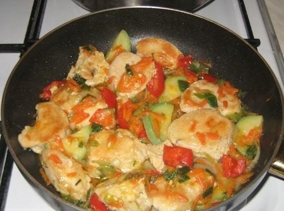 Курица с овощами в духовке. на 100грамм - 88.57 ккал. Б/Ж/У - 11.75/2.91/4.21 Ингредиенты: куриной ...