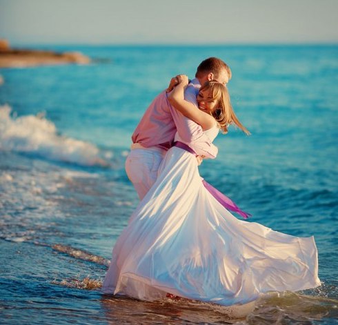 Мы рождены,чтобы любить, И за любовь платить любовью. Не надо много говорить, И верить всякому ...