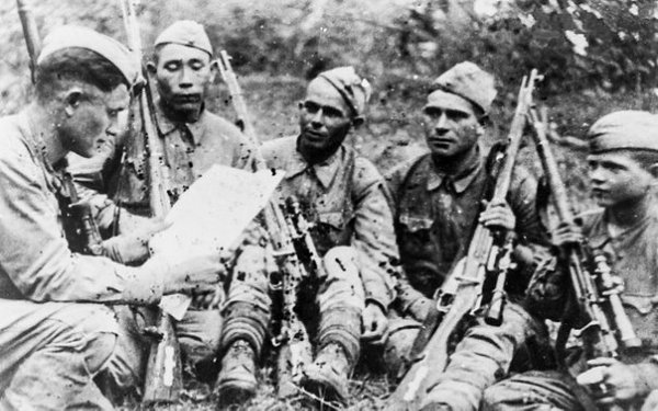 Эта фотография была сделана во время Туапсинской оборонительной операции. На ней группа снайперов на ...