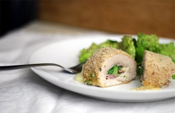 Куриные грудки, фаршированные брокколи и сыром.Ингредиенты:- Куриная грудка – 4 шт- Сыр – 80 гр- ...