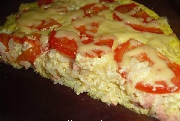 Запеканка с рисом, сыром и колбасой.Ингредиенты: - рис отварной - сыр (типа