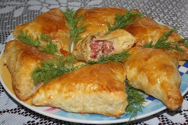 Слоеные пирожки с копченной колбасой.Естественно, слоеное тесто я купила в магазине!))Размораживаем ...