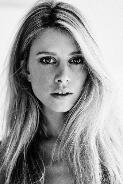 — Мне она кажется красивой. — И ей самой — тоже. В этом всё и дело. Именно это и делает её красивой. ...