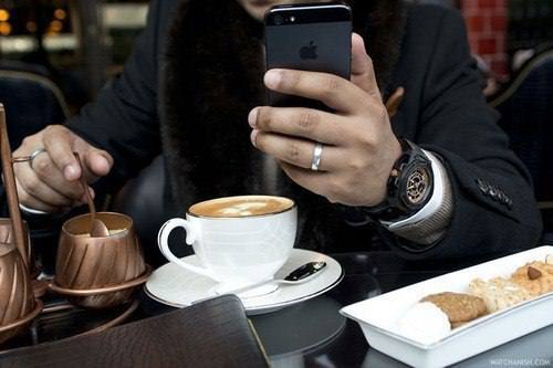Как можно отвечать на телефонные звонки: Да Слушаю Кто здесь? На проводе Жалуйтесь Чё хочешь? У ...