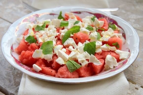 Салат из арбуза с сыром фета.Пищевая ценность: белка 18,8 гр., жира 34,3 гр., углеводов 16,6 ...