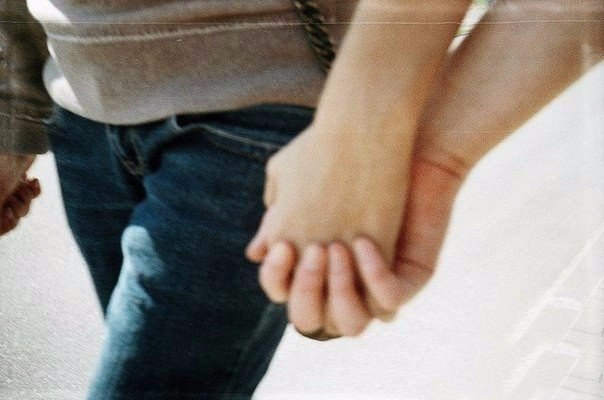 Немного в жизни есть таких людей, Кому доверить можно свою душу, Кто с каждым днем надежней и родней ...