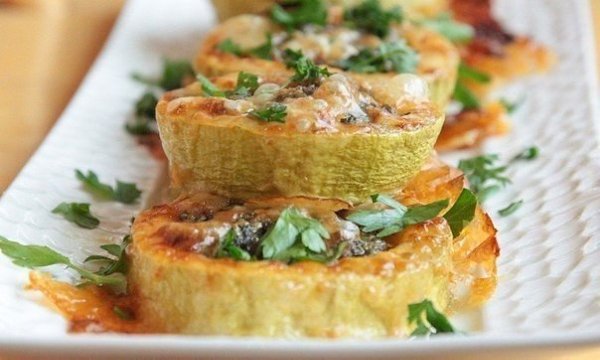 Фаршированные кабачки.Ингредиенты:- 1 кг кабачков (3-4 небольших штуки или 1 большой)- 500 г мясного ... - 2
