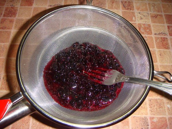 Пирожное из песочного теста с шоколадно-ягодным соусом.Ингредиенты:Мука – 200 гСахар – 30 гСливочное ... - 5