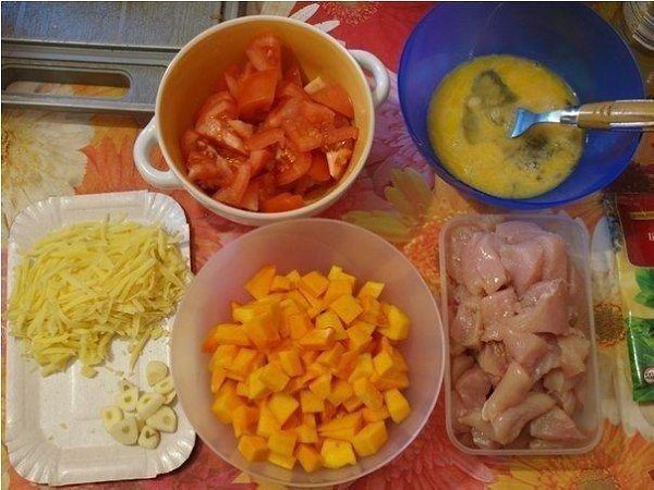 Запеканка с курицей и тыквой.Ингредиенты:Филе куриной грудкиЧеснок (2 зубчика)ТыкваПомидоры (2 ... - 2