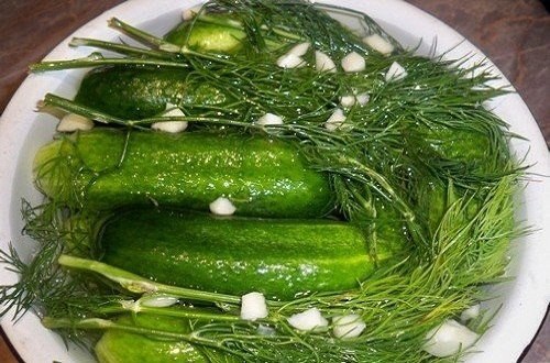 Малосольные огурчики на минералке. Малосольные огурчики получатся очень хрустящими, если в качестве ...
