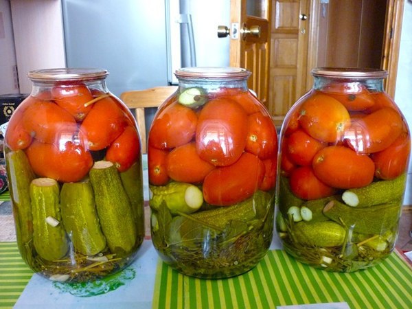 Маринованные огурцы и помидоры (очень простой и вкусный рецепт).Этот рецепт вкусных маринованных ...