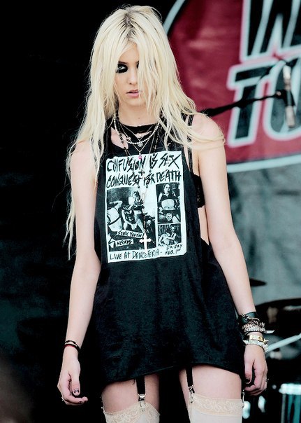#TaylorMomsen