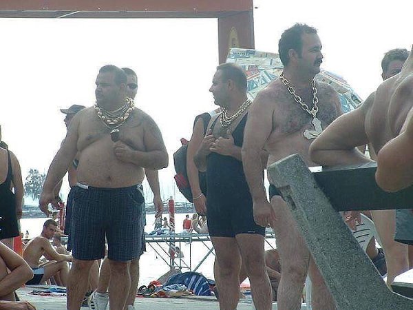 Цыгане на море... Хорошо хоть не плавают, утонули бы сразу..
