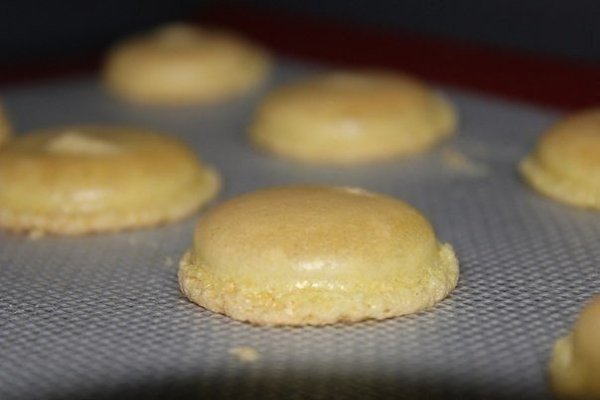Лимонные макароны.Ингредиенты:Для печенья:- 200 г сахара- 110 г миндаля- 95 г яичных (белков ... - 7