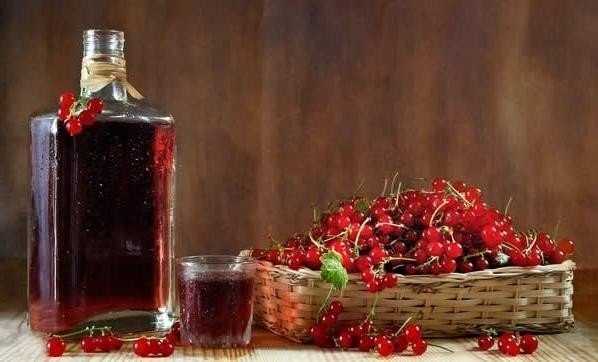 ЯГОДНОЕ ВИНО.1-й день - 2,5 кг любых ягод измельчить (истолочь). добавить 50 г изюма (немытого) и ...