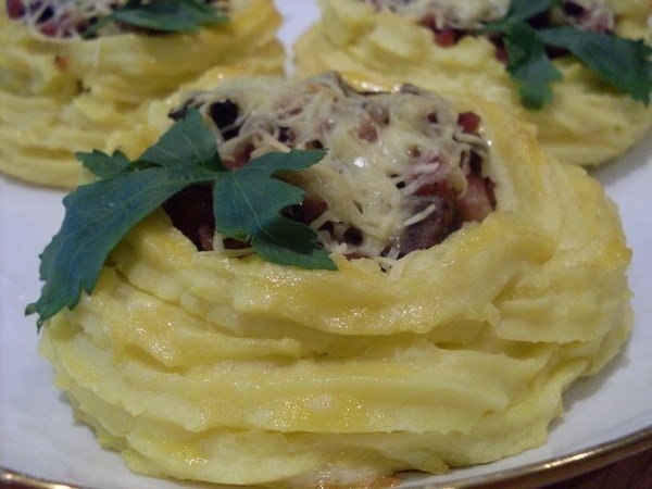 Картофельные корзинки с грибами и ветчиной.Очень вкусные корзиночки из картофельного пюре с грибным ...