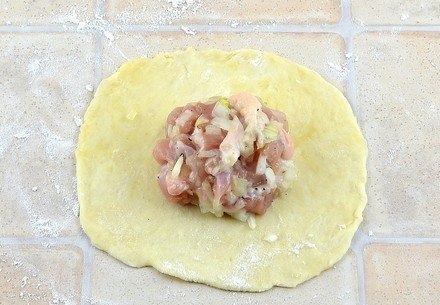 Нежное куриное мясо в хрустящем слоеном тесте. Ингредиенты: 250 г муки 100 г масла 700 г курицы (2 ... - 5