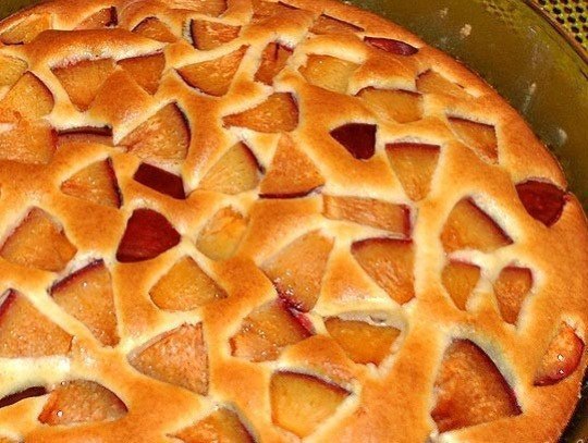 Пирог фруктовый (очень легкий).Ингредиенты:2 яйца1 стакан (250 мл) сахара1 ч. ложка соды0.5 стакана ...
