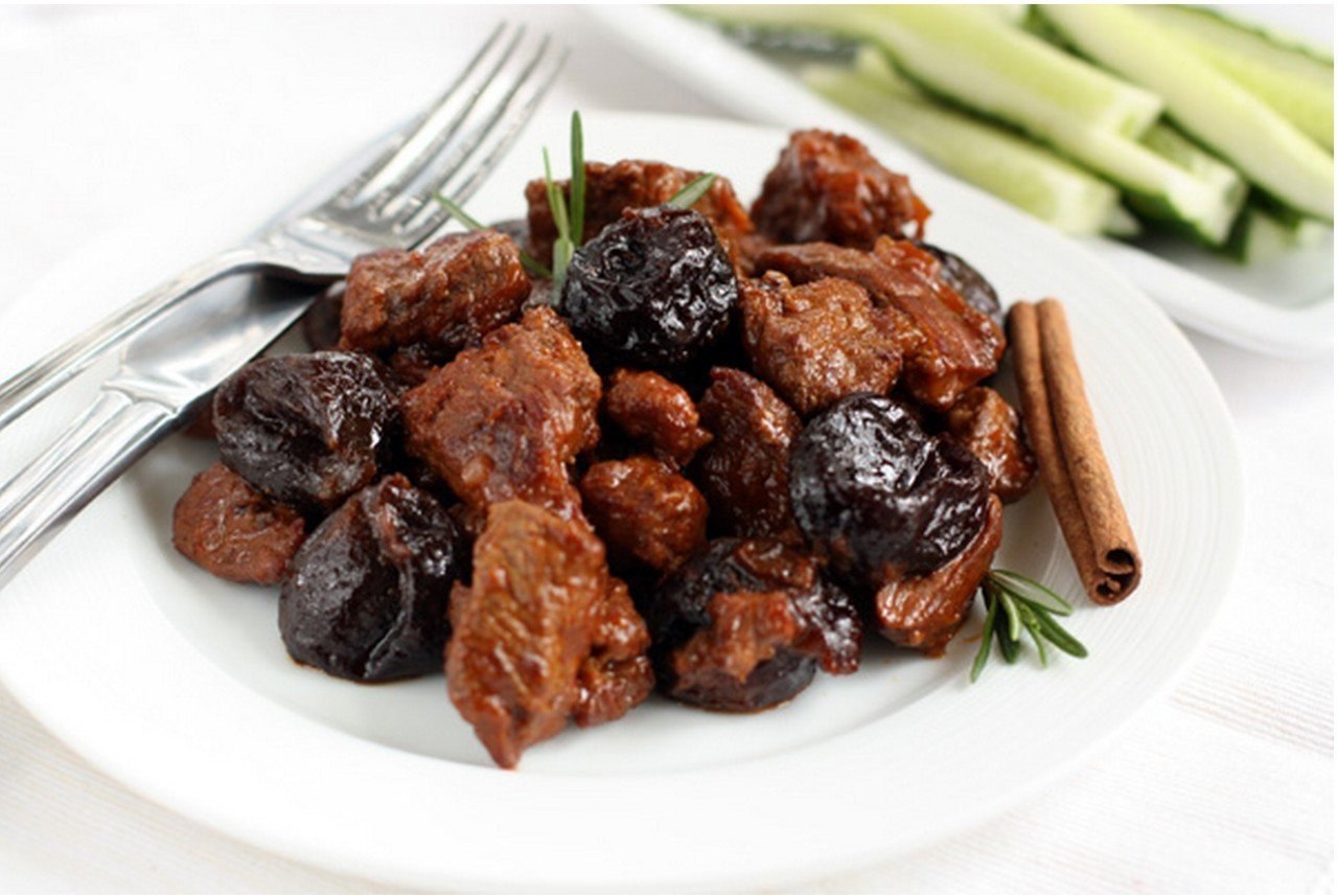 Мясо с черносливом.Ингредиенты:200-250г лука,1 крупная морковь,600г мякоти говядины,1 горсть ...