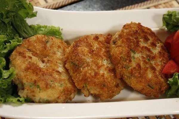 Куриные котлеты с плавленным сыром.Ингредиенты: Куриное филе 1 кгЯйца куриные 1 штБатон 1.5 ломтика ...