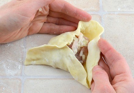 Нежное куриное мясо в хрустящем слоеном тесте. Ингредиенты: 250 г муки 100 г масла 700 г курицы (2 ... - 6