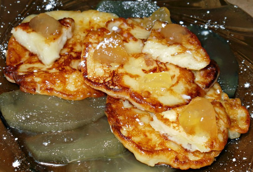 Нежные,вкусные,ароматные яблочные оладьи на кефире.В яблочном сиропе)Мммм ...