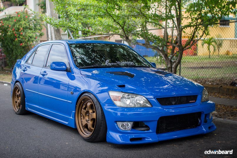 Lexus IS.