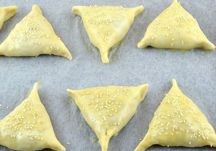 Нежное куриное мясо в хрустящем слоеном тесте. Ингредиенты: 250 г муки 100 г масла 700 г курицы (2 ... - 9