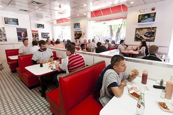 В американском Фениксе находится ресторан Heart Attack Grill, в котором можно отведать максимальное ... - 5
