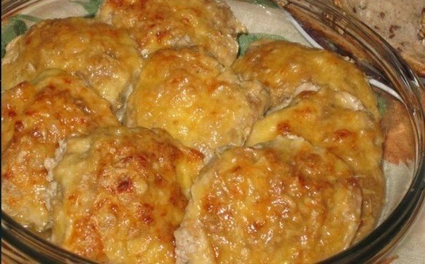 Запеченные котлетки "Сметанные" под сырной корочкой.Ингредиенты:Фарш свино-говяжий - ...