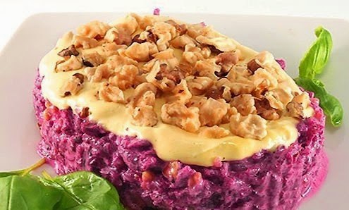 САЛАТ "ЛЮБИМЫЙ" (СО СВЕКЛОЙ, СЫРОМ И ОРЕХАМИ).Ингредиенты:150 г твёрдого сыра, 2 небольшие ...