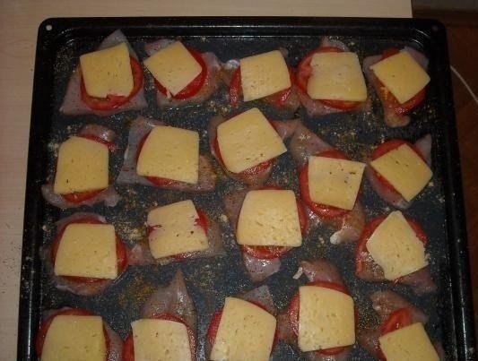 Куриное филе под сыром с помидорами.Ингредиенты: - филе куриное, 600-700 гр.;- помидоры, 3-4 шт;- ... - 5