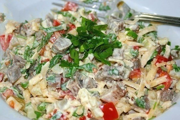 Салат "Самый вкусный" Ингредиенты: 0,5кг. говядины 3-4 свежих помидора 2-3 маринованных ...