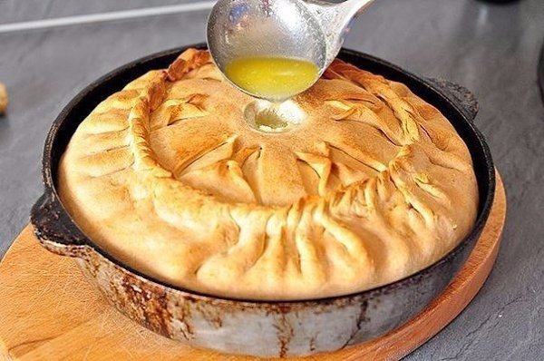 Зур бэлеш - татарский пирог с картофелем и мясом.Время приготовления: 200 минут Порций: ... - 6