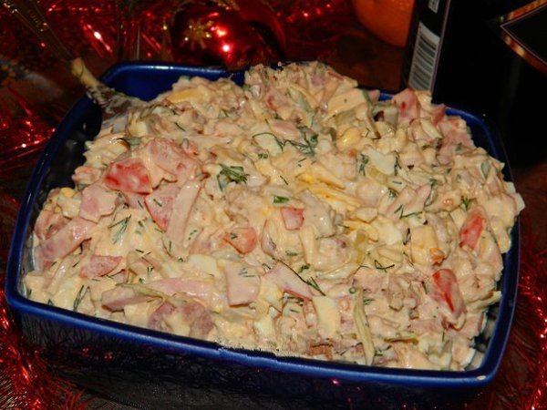 Салат "Праздничный". Салат из куриного мяса, ветчины, овощей и сыра получается очень ... - 6